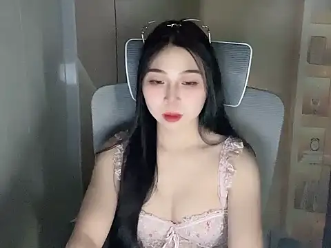 Lousii online show from November 2025 01:22:01 PM