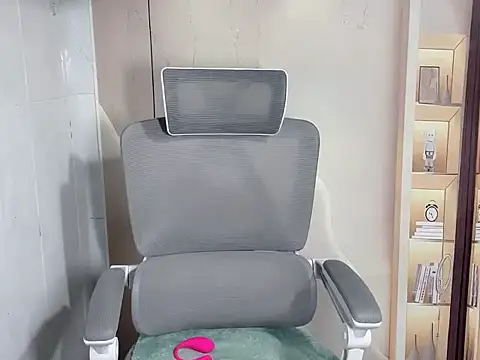 Lousii online show from November 2025 12:52:02 PM