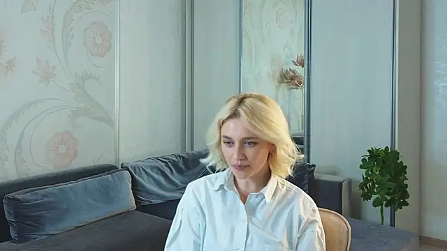 Snapshot of DesireFrost chatting on November 2025 09:32:01 AM DesireFrost online show from November 2025 09:32:01 AM