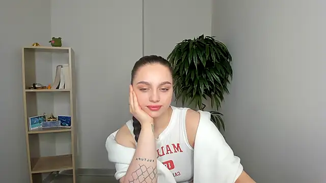 Snapshot of LucileDeloatch chatting on November 2025 08:52:01 AM LucileDeloatch online show from November 2025 08:52:01 AM