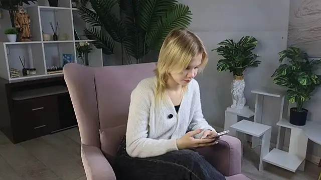 PhillisEsplin online show from November 2025 09:02:01 AM