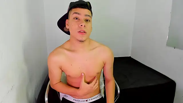 Lucastorrez01 online show from May 2026 12:03:01 AM
