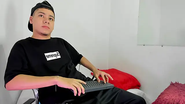 Lucastorrez01 online show from February 2026 10:42:02 PM