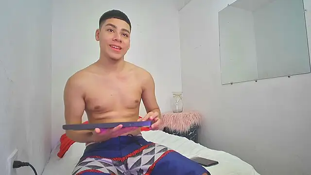 Lucastorrez01 online show from November 2025 06:17:01 AM