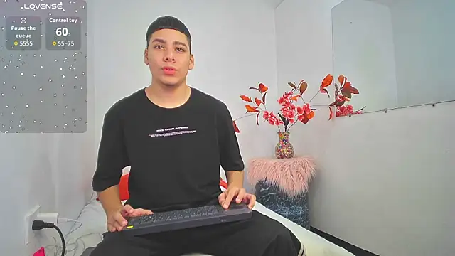 Lucastorrez01 online show from November 2025 04:22:01 AM