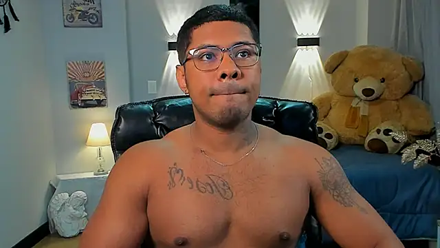 Snapshot of LEONHDZ chatting on November 2025 03:10:01 AM LEONHDZ online show from November 2025 03:10:01 AM