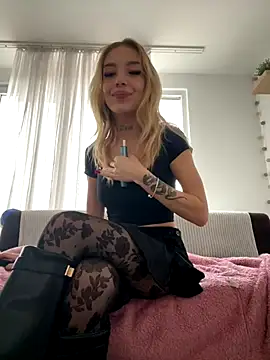 lunababy77 online show from December 2025 12:48:02 PM