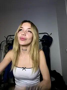 lunababy77 online show from November 2025 08:30:01 PM