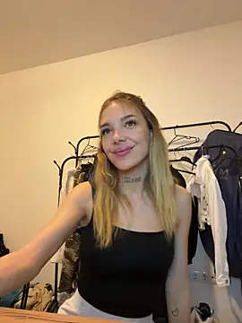 Snapshot of lunababy77 chatting on November 2025 04:00:02 PM lunababy77 online show from November 2025 04:00:02 PM