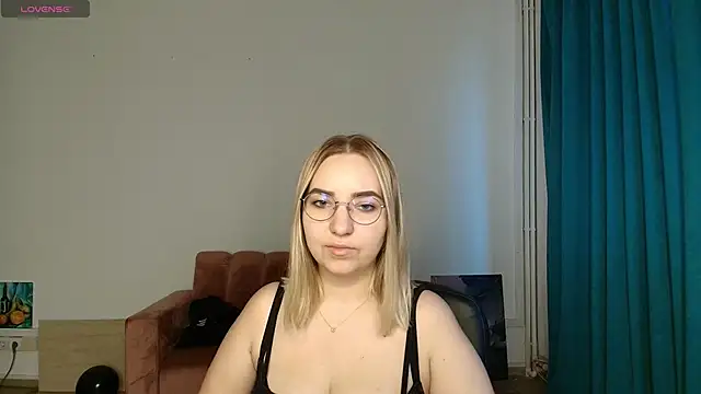 HillaryWong online show from November 2025 06:50:02 AM