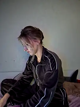 carolinakis  online show from December 2025 09:59:01 PM