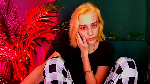 Snapshot of MiilaGlow chatting on December 2025 02:08:02 PM MiilaGlow online show from December 2025 02:08:02 PM