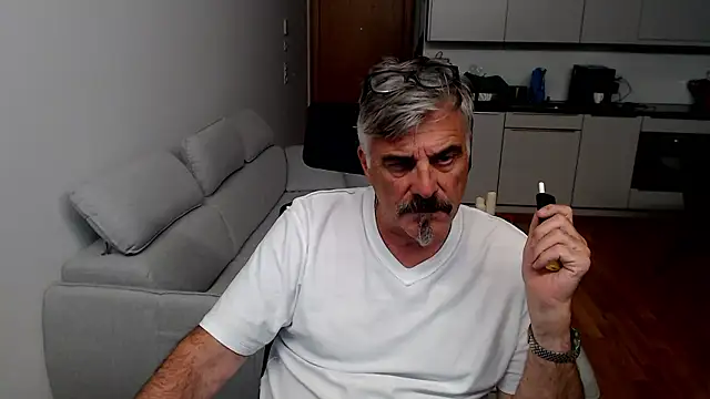 Snapshot of Buidapest chatting on January 2026 12:03:01 AM Buidapest online show from January 2026 12:03:01 AM