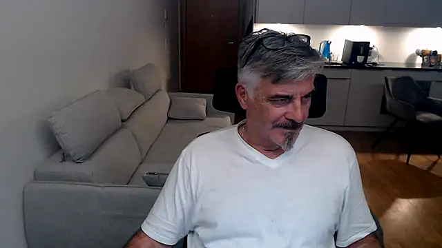 Buidapest online show from February 2026 10:53:01 PM