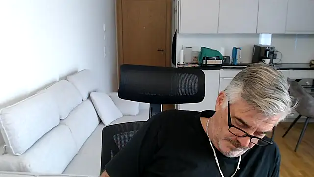 Snapshot of Buidapest chatting on November 2025 11:00:01 AM Buidapest online show from November 2025 11:00:01 AM