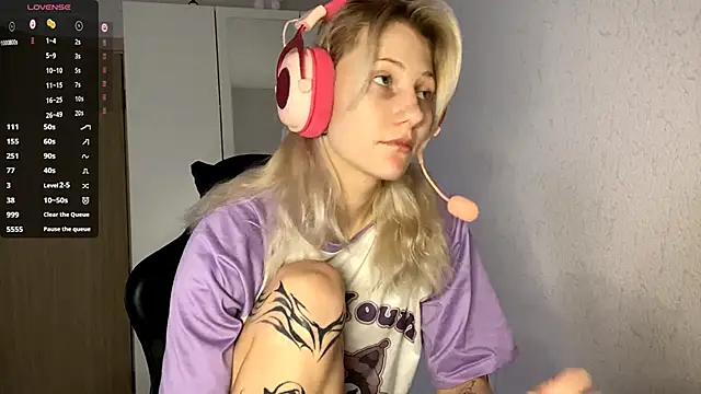 Snapshot of FoxySable chatting on December 2025 08:26:01 AM FoxySable online show from December 2025 08:26:01 AM