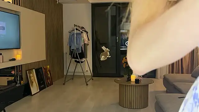 Jolienne online show from June 2026 08:03:02 PM