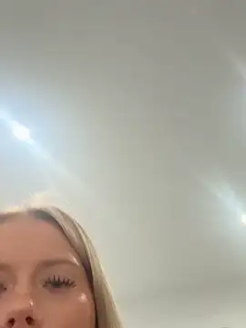 Sandrasnoww online show from December 2025 11:06:02 PM