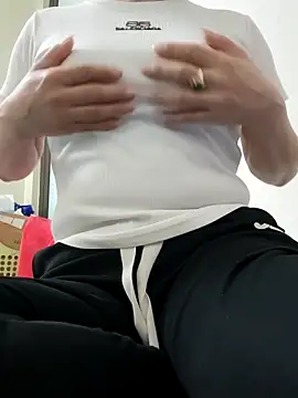 Snapshot of MaihoaLa chatting on November 2025 04:27:02 AM MaihoaLa online show from November 2025 04:27:02 AM