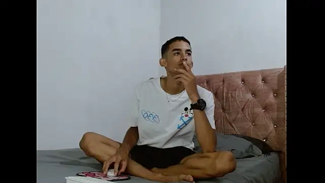 Snapshot of Alexx_and_Valentinoo chatting on November 2025 09:40:02 PM Alexx and Valentinoo online show from November 2025 09:40:02 PM