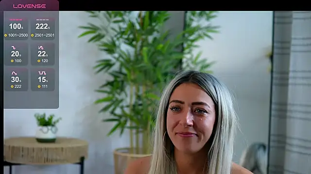 JuliaHyde online show from April 2026 09:39:33 PM