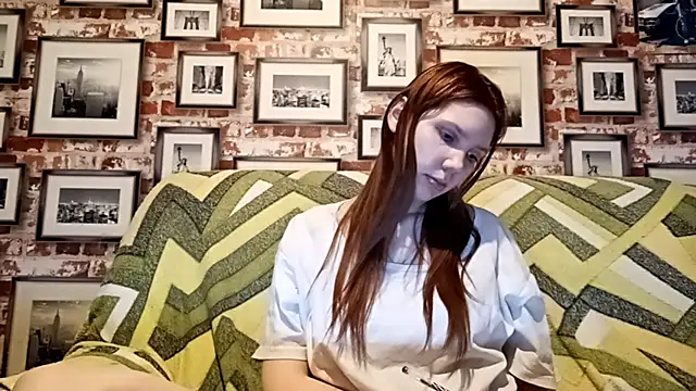 Snapshot of EvieBaggette chatting on December 2025 06:14:01 AM EvieBaggette online show from December 2025 06:14:01 AM