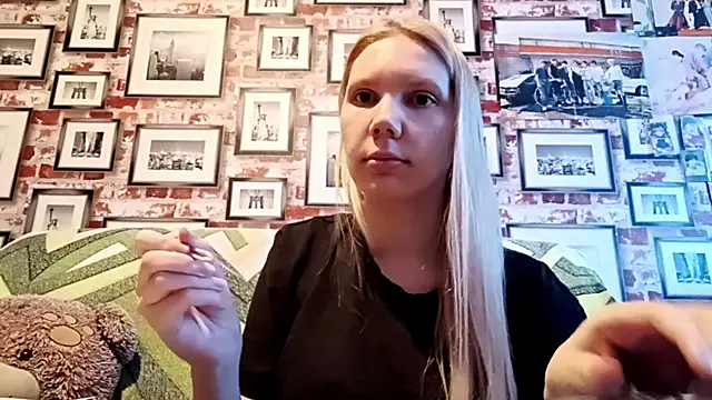 Snapshot of EvieBaggette chatting on November 2025 08:18:02 AM EvieBaggette online show from November 2025 08:18:02 AM