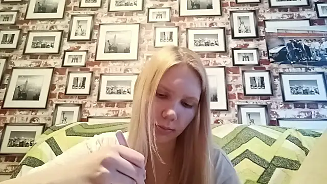 Snapshot of EvieBaggette chatting on November 2025 07:42:01 AM EvieBaggette online show from November 2025 07:42:01 AM