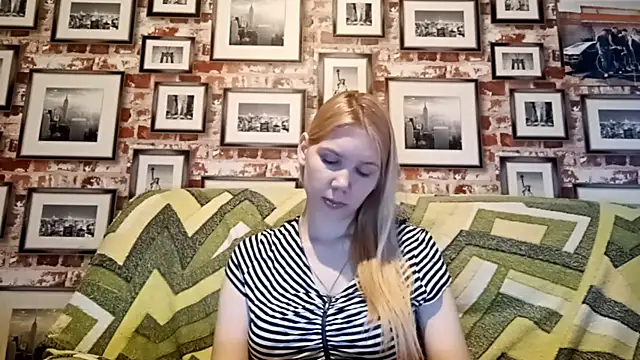 Snapshot of EvieBaggette chatting on November 2025 06:14:01 AM EvieBaggette online show from November 2025 06:14:01 AM