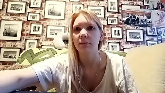 Snapshot of EvieBaggette chatting on November 2025 07:33:02 AM EvieBaggette online show from November 2025 07:33:02 AM