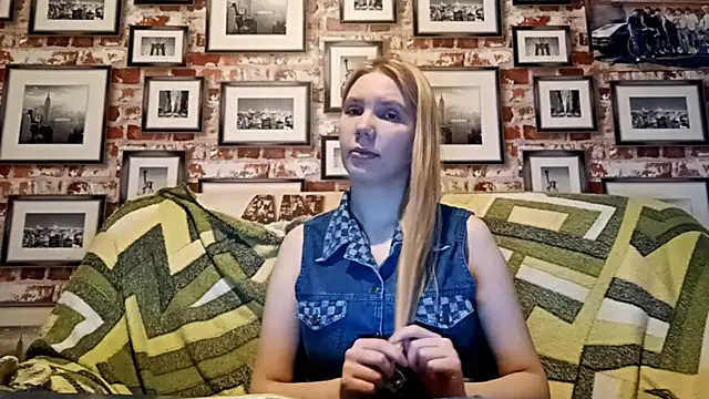 Snapshot of EvieBaggette chatting on November 2025 06:14:01 AM EvieBaggette online show from November 2025 06:14:01 AM