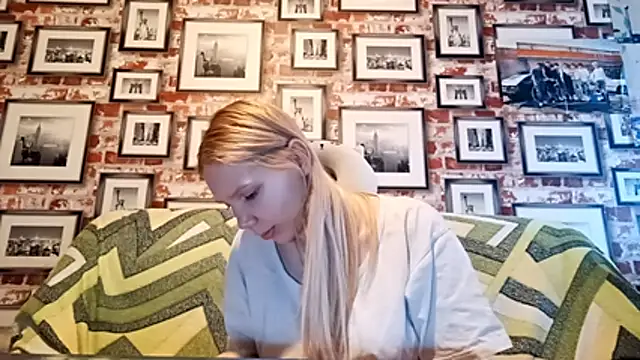 Snapshot of EvieBaggette chatting on November 2025 08:25:01 AM EvieBaggette online show from November 2025 08:25:01 AM