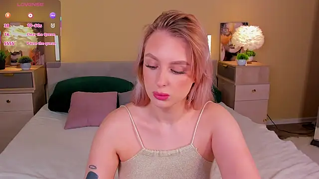 Snapshot of KiraRuiz chatting on February 2026 01:05:02 AM KiraRuiz online show from February 2026 01:05:02 AM