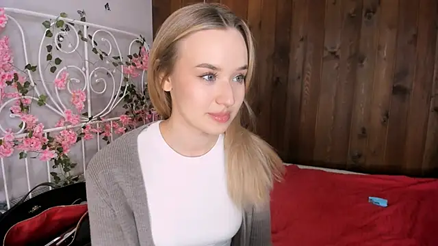 Snapshot of KristleKirst chatting on November 2025 03:01:01 PM KristleKirst online show from November 2025 03:01:01 PM