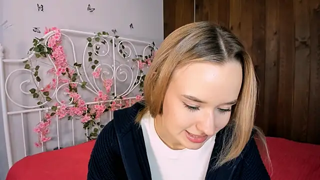 Snapshot of KristleKirst chatting on November 2025 01:12:01 PM KristleKirst online show from November 2025 01:12:01 PM