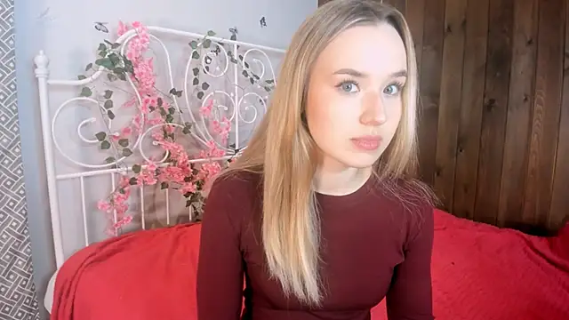 Snapshot of KristleKirst chatting on December 2025 01:01:02 PM KristleKirst online show from December 2025 01:01:02 PM