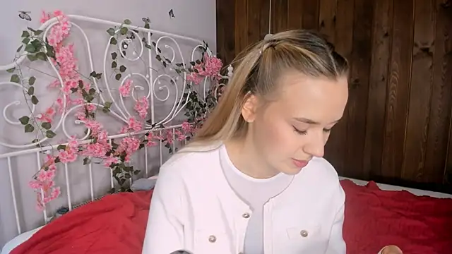 Snapshot of KristleKirst chatting on November 2025 11:10:01 AM KristleKirst online show from November 2025 11:10:01 AM