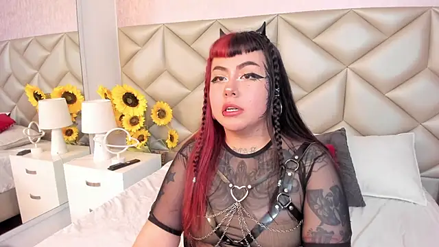 Snapshot of Raven__moon chatting on November 2025 03:43:01 AM Raven moon online show from November 2025 03:43:01 AM