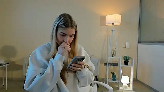 LaunaStrate online show from November 2025 05:41:02 AM