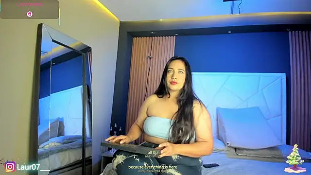 Lauroberts7 online show from December 2025 03:44:02 AM