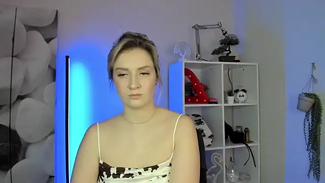 AlisaCam24 online show from November 2025 08:15:02 AM