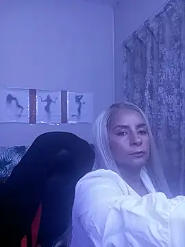 Snapshot of LaReineCleo chatting on June 2026 10:37:01 AM LaReineCleo online show from June 2026 10:37:01 AM