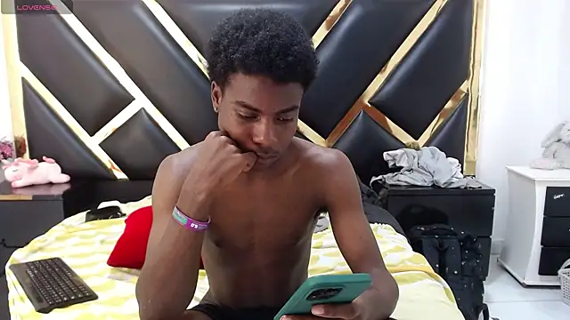 NoahJhonson69 online show from April 2026 05:30:01 PM