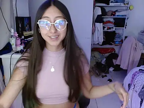 Snapshot of Nanylux chatting on December 2025 04:13:02 AM Nanylux online show from December 2025 04:13:02 AM