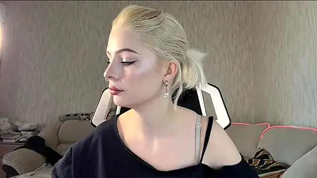 Snapshot of DayleSileo chatting on November 2025 11:10:02 AM DayleSileo online show from November 2025 11:10:02 AM