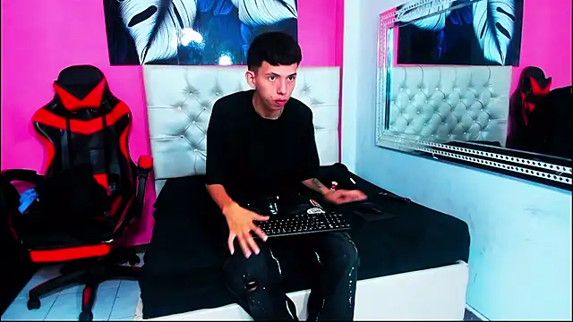 MiaAndTeylor online show from January 2026 03:38:01 PM