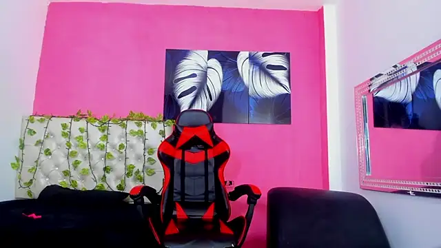 Snapshot of MiaAndTeylor chatting on November 2025 07:25:01 PM MiaAndTeylor online show from November 2025 07:25:01 PM