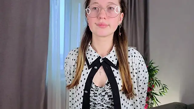 Snapshot of MiraFenech chatting on November 2025 05:52:02 AM MiraFenech online show from November 2025 05:52:02 AM