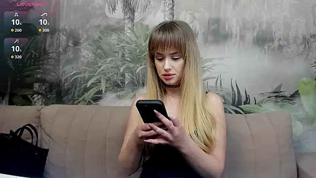 ChloeeBee online show from December 2025 04:11:01 PM