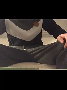 Snapshot of Spielzeugtwink chatting on December 2025 07:04:02 PM Spielzeugtwink online show from December 2025 07:04:02 PM